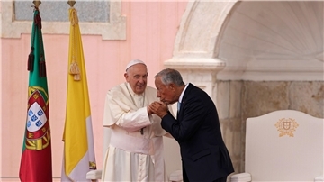 Bei der Willkommenszeremonie küsst der portugiesische Präsident Marcelo Rebelo de Sousa die Hand von Papst Franziskus.