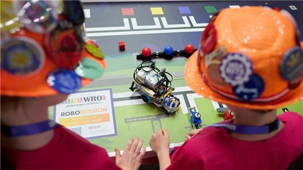 Wettstreit mit Robotern Bei der World Robot Olympiade treten 130 Teams gegeneinander an.