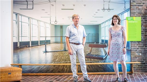 Bei diesem Foto, das den Auftakt zur Ausstellung bildet, werden sofort Erinnerungen wach – auch bei dem Direktor Kai Kähler und der Kuratorin Kerstin Ras-Dürschner.