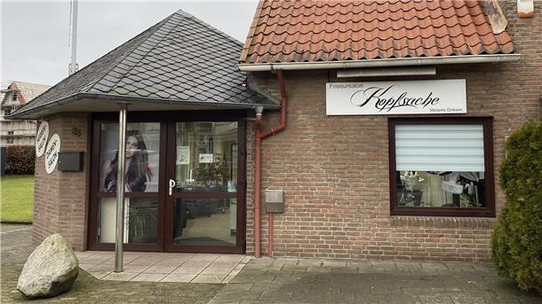 Kamm in: Das sind die krehaartivsten Friseurnamen zwischen Wesermarsch und Elbe Bei diesem Friseur-Salon in Cuxhaven ist alles "Kopfsache".