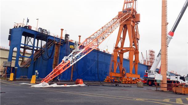 Autofrachter „Don Quijote“ rammt Kran auf Lloyd Werft - Koloss kippt um Bei diesem Kran machte der Ausleger „schlapp“.