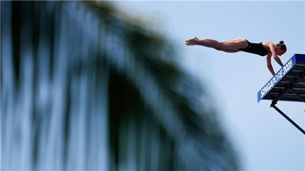 Saltos aus riesiger Höhe Bei diesem Sprung startet Klippenspringerin Iris Schmidbauer aus dem Handstand.