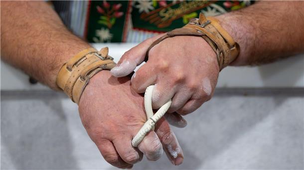 Finger einhaken und kräftig ziehen Bei diesem Wettkampf werden die Finger in die Schlaufe eines Seils gehakt.