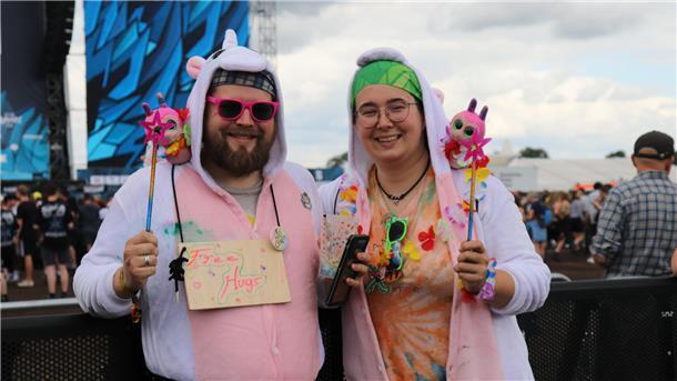 Hurricane-Liveticker: Ein Wahnsinns-Festival geht zu Ende Bei diesen beiden "Einhörnern" gibts Umarmungen.