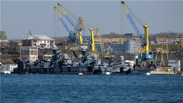 Bei Drohnenangriffen ist Moskau zufolgein Sewastopol ein Kriegsschiff der Schwarzmeerflotte getroffen worden.