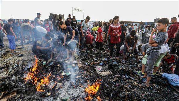 Palästinenser: Mehr als 30 Tote bei Angriffen in Rafah Bei einem Angriff auf ein Lager für Vertriebene in Rafah sind nach Angaben der palästinensischen Gesundheitsbehörde mindestens 45 Menschen getötet worden.