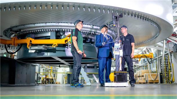 Steinmeier lässt sich Bau von Maschinenhäusern erklären Bei einem Besuch in einer Produktionshalle Siemens Gamesa in Cuxhaven hat Bundespräsident Frank-Walter Steinmeier verschiedene Arbeitsschritte bei der Fertigung von Maschinenhäusern für Windparks auf dem Meer kennengelernt. Er sprach mit Arbeitern und probierte einen elektrischen Schrauber an einem Generatorring aus.