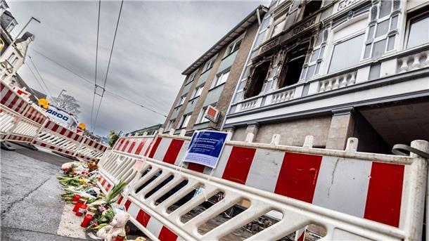 Verdächtiger nach Brand wieder auf freiem Fuß Bei einem Brand in einem Haus in Solingen sind vier Menschen ums Leben gekommen.