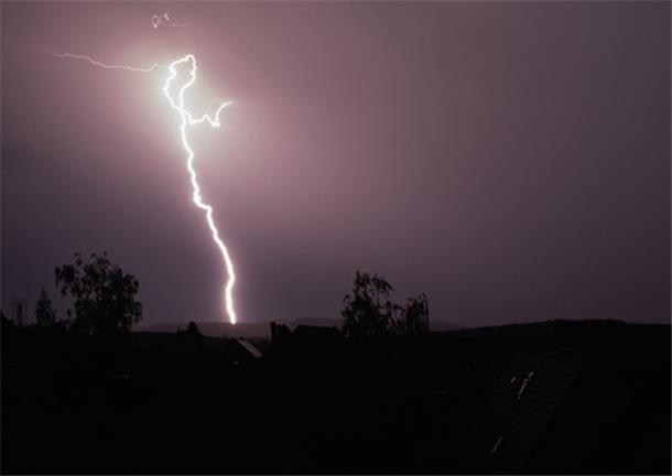 Bei einem Gewitter am Dienstagmorgen gab es einen Blitz der stärksten Kategorie, ein „Wilder Hausrüttler“ in Bremerhaven-Wulsdorf (Symbolbild).