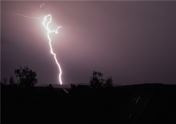 Bei einem Gewitter am Dienstagmorgen gab es einen Blitz der stärksten Kategorie, ein „Wilder Hausrüttler“ in Bremerhaven-Wulsdorf (Symbolbild).