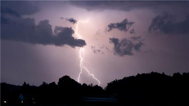 Bei einem Gewitter in der Nacht zu Mittwoch gab es drei Blitze der stärksten Kategorie „Wilder Hausrüttler“ in der Wesermarsch (Symbolbild).