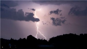 Bei einem Gewitter in der Nacht zu Mittwoch gab es drei Blitze der stärksten Kategorie „Wilder Hausrüttler“ in der Wesermarsch (Symbolbild).