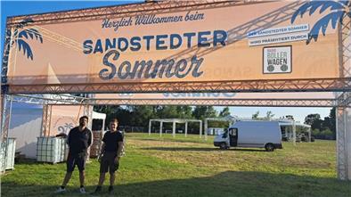 Bei einem Grillabend hatten Sönke Janz (l.) und Eike Wittmaier die Idee für den Sandstedter Sommer. Nun nimmt das Festival-Gelände Form an. 