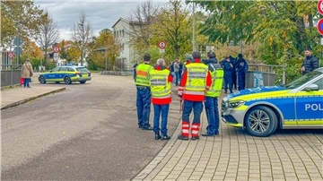 Bei einem Großeinsatz der Polizei an einer Schule in Offenburg ist ein Tatverdächtiger festgenommen worden.