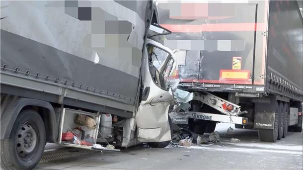 A1-Unfall bei Wildeshausen: Ersthelfer soll Schwerverletzten gefilmt haben Bei einem heftigen Unfall auf der A1 in Wildeshausen ist am Montagnachmittag der Fahrer eines Transporters schwer verletzt worden.