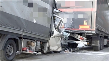Bei einem heftigen Unfall auf der A1 in Wildeshausen ist am Montagnachmittag der Fahrer eines Transporters schwer verletzt worden.