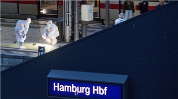 Bei einem Messerangriff im Hamburger Hauptbahnhof am Freitag sind mehrere Menschen schwer verletzt worden. 