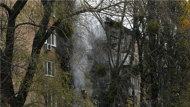 Bei einem russischen Raketenangriff auf Kiew wurden am Dienstag auch zwei Wohnhäuser beschädigt.