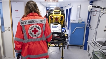 Das Foto zeigt, wie ein Patient ins Krankenhaus gebracht wird. 