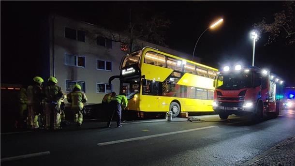 Bei einem schweren Verkehrsunfall mit einem Bus ist eine Jugendliche ums Leben gekommen.
