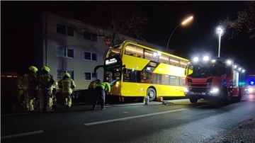 Bei einem schweren Verkehrsunfall mit einem Bus ist eine Jugendliche ums Leben gekommen.