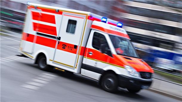 Mann wird bei Rennen von Radlader erfasst und stirbt Bei einem Stoppelfeldrennen ist ein Mann tödlich verletzt worden. (Symbolbild)