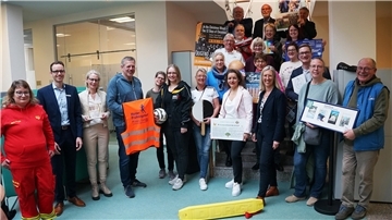 Gruppenfoto von Vertretern verschiedener Vereine und Initiativen, die von der OLB-Stiftung unterstützt wurden