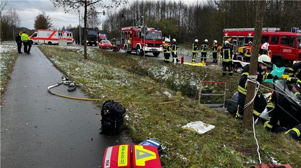 Bei einem Unfall auf der Umgehungsstraße in Zeven am Dienstag landete ein Auto im Graben.