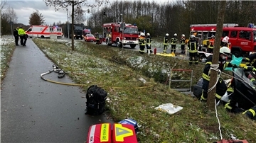 Bei einem Unfall auf der Umgehungsstraße in Zeven am Dienstag landete ein Auto im Graben.