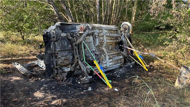 Bei einem Unfall in der Nähe von Meppen wurde der Fahrer getötet. Das Auto fing Feuer, die Feuerwehr verhinderte einen Waldbrand. 