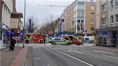 Bei einem Unfall mit einem Linienbus wurde eine 71-jährige Frau am Montag in Bremerhaven schwer verletzt.