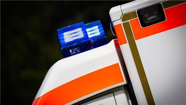 Bei einem Unfall zwischen einem Rasenmähertrecker und einem Motorrad werden beide Fahrer verletzt. (Symbolbild) 