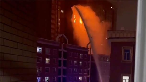Proteste gegen Lockdown nach Wohnungsbrand in Xinjiang Bei einem Wohnungsbrand in der nordwestchinesischen Stadt Ürümqi sind mindestens zehn Menschen getötet und weitere neun verletzt worden.