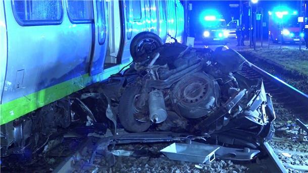 Bei einem Zusammenstoß zwischen einem Auto und einer Straßenbahn ist der Fahrer des Autos schwer verletzt worden.