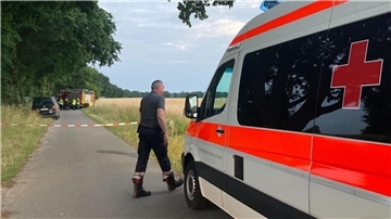 Bei einem Unfall während einer Ausflugsfahrt mit einem Bagger im Landkreis Harburg sind ein Kind und ein Erwachsener gestorben.