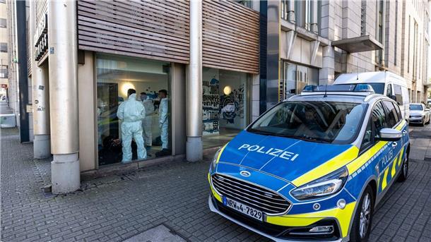 Duisburg: Polizei fahndet weiter nach Angreifer Bei einer Attacke in einem Fitnessstudio in der Duisburger Innenstadt sind mehrere Personen schwer verletzt worden.