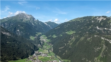 Bei einer Bergtour in den Zillertaler Alpen an der Grenze zwischen Österreich und Italien ist eine Frau verunglückt.