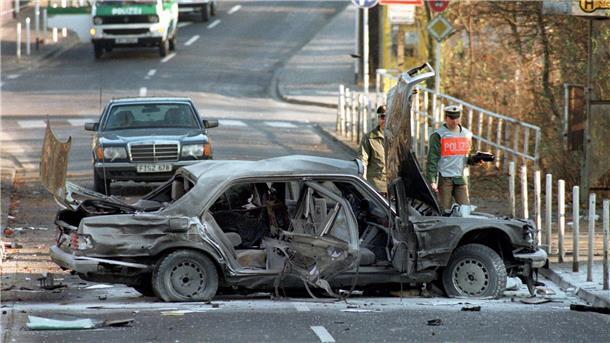 Von Baader bis Klette - Die Prozesse gegen die RAF Bei einer Bombenexplosion kommt Alfred Herrhausen ums Leben. Wer genau dafür verantwortlich ist, ist bis heute unklar. (Archivbild)