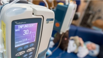 Bei einer Chemotherapie sollen Medikamente verhindern, dass Krebszellen sich teilen und somit vermehren.