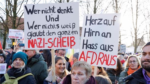 Kein Platz für Extremismus: Erinnerung an Holocaust-Opfer Bei einer Demonstration gegen Rechtsextremismus ist ein Plakat mit der Aufschrift „Herz auf, Hirn ein, Hass raus, AFD raus“ zu sehen.