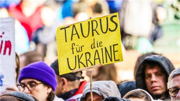 Heusgen hofft weiter auf Taurus-Lieferung an Ukraine Bei einer Demonstration zum zweiten Jahrestag des russischen Angriffskrieges auf die Ukraine haben einige Teilnehmer die Lieferung von Taurus-Marschflugkörper gefordert.