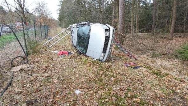 An der Albstedter Straße bei Hagen im Bremischen liegt ein verunglücktes Auto auf der Seite. Es ist stark beschädigt.