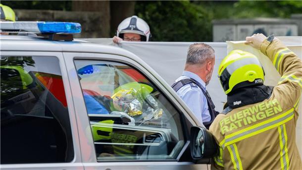 Bei einer Explosion in einem Hochhaus in Ratingen wurden mehrere Menschen verletzt - darunter auch Einsatzkräfte der Feuerwehr und der Polizei.