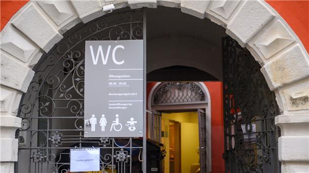 Bei einer Explosion in einer öffentlichen Toilette des Gebäudes sind zwei Mädchen und eine Frau schwer verletzt worden. Anwohnerinnen und Anwohner rund um den Explosionsort wurden evakuiert.