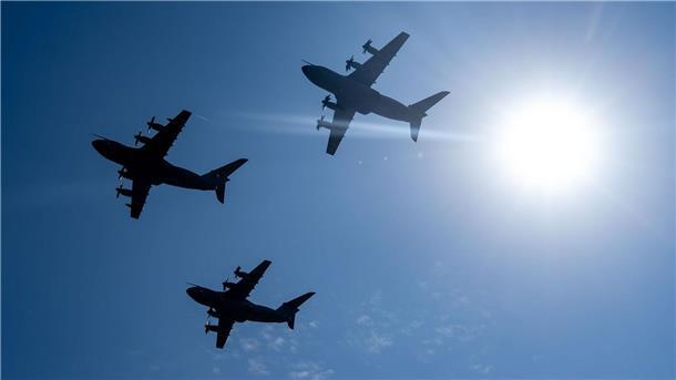 Das tut sich in Deutschlands Waffenbranche Bei einer Flugvorführung sind drei Airbus-Transportflugzeuge vom Typ A400M am Himmel zu sehen.