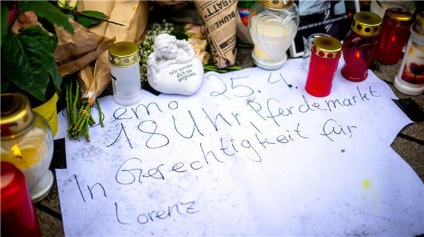 Kundgebung nach tödlichen Polizeischüssen auf 21-Jährigen Bei einer Kundgebung in Oldenburg wollen zahlreiche Menschen dem jungen Mann gedenken, der in Oldenburg von einem Polizisten erschossen wurde.