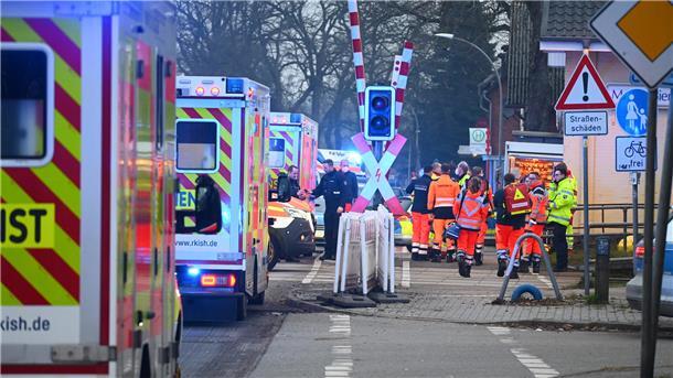  Brokstedt: Einsatzkräfte der Polizei und Rettungsdienste sind an einem Bahnübergang in der Nähe von Bahnhof Brokstedt im Einsatz. 