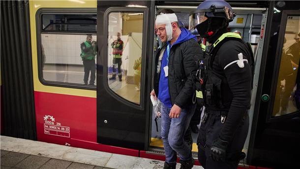 Bei einer Notfall-Übung wird ein verletzter Komparse aus der Bahn gebracht. Am Wochenende übten Einsatzkräfte für den Ernstfall.