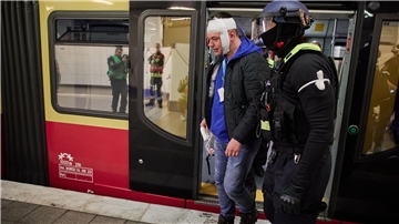 Bei einer Notfall-Übung wird ein verletzter Komparse aus der Bahn gebracht. Am Wochenende übten Einsatzkräfte für den Ernstfall.