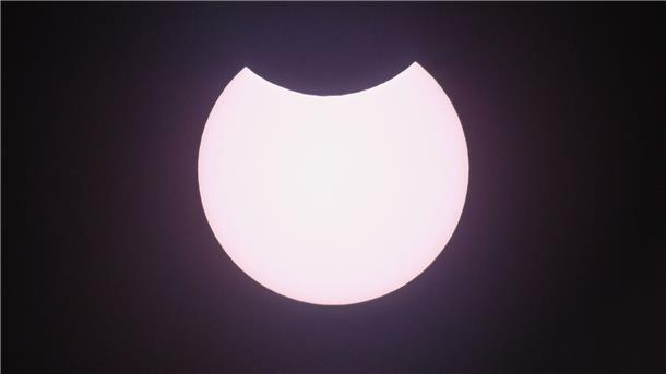 Bei einer partiellen Sonnenfinsternis wird nur ein kleiner Teil der Sonne vom Mond verdeckt.